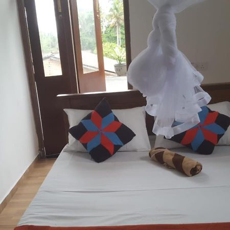 Hotel Sunshine Guest à Matara Extérieur photo