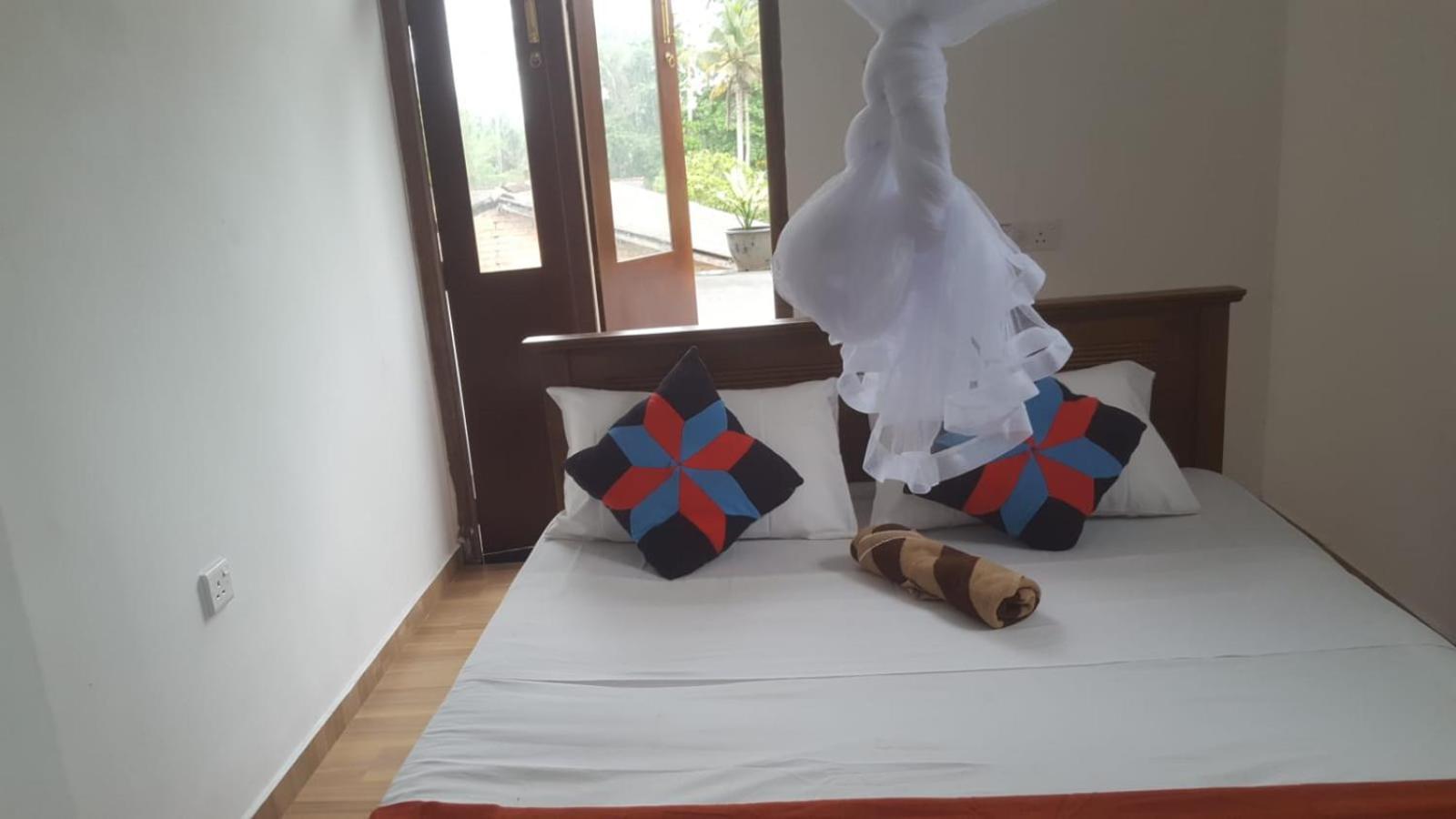 Hotel Sunshine Guest à Matara Extérieur photo