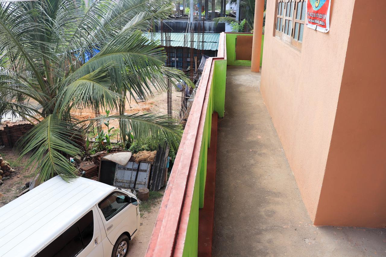 Hotel Sunshine Guest à Matara Extérieur photo